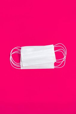 Minimalist turuncu arka plan üzerinde cerrahi maske