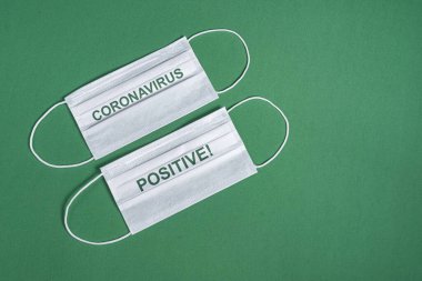 Minimalist yeşil arkaplan üzerinde cerrahi maske