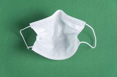 Minimalist yeşil arkaplan üzerinde cerrahi maske