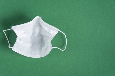 Minimalist yeşil arkaplan üzerinde cerrahi maske