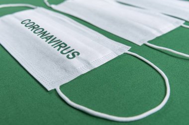 Minimalist yeşil arkaplan üzerinde cerrahi maske