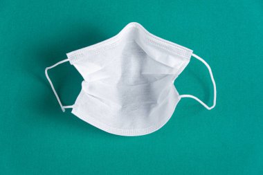 Minimalist yeşil arkaplan üzerinde cerrahi maske