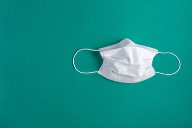 Minimalist yeşil arkaplan üzerinde cerrahi maske