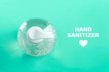 Açık mavi zemin üzerinde alkol jeli olan konteynır