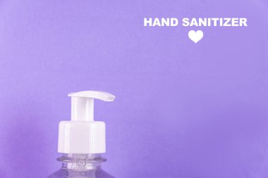 Açık mavi zemin üzerinde alkol jeli olan konteynır