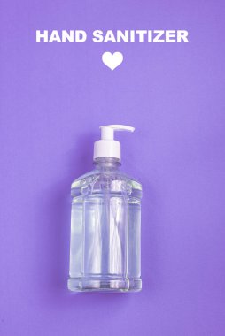 Açık mavi zemin üzerinde alkol jeli olan konteynır