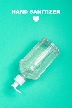 Açık mavi zemin üzerinde alkol jeli olan konteynır