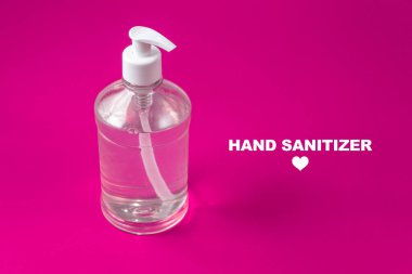 Kırmızı arka planda alkol jeli olan konteyner.