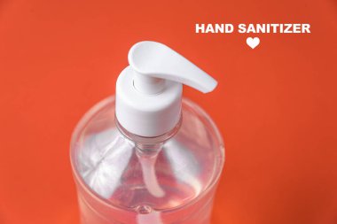 Kırmızı arka planda alkol jeli olan konteyner.