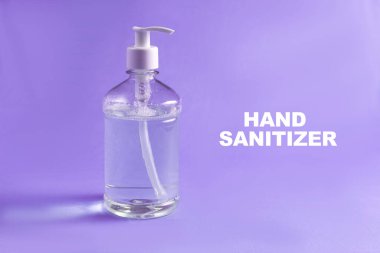 Açık mavi zemin üzerinde alkol jeli olan konteynır