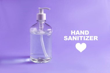 Açık mavi zemin üzerinde alkol jeli olan konteynır