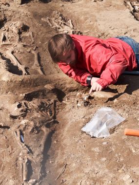 Arkeolog dikkatle insan kemikleri digs