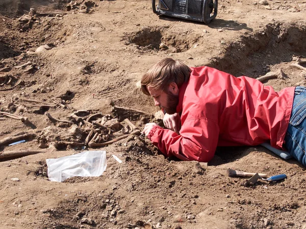 Archäologe gräbt menschliche Knochen sorgfältig aus — Stockfoto