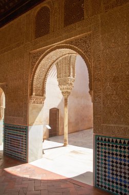 Alahambra, Granada, İspanya oyma kemerler üzerinde ayrıntılı.