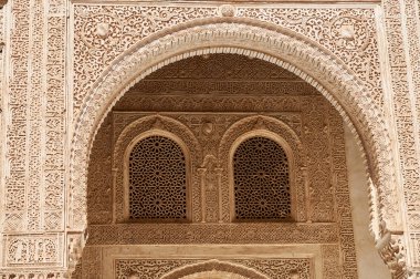Alahambra, Granada, İspanya oyma kemerler üzerinde ayrıntılı.