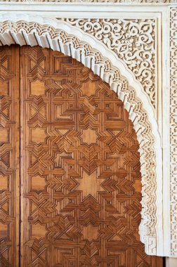 Alahambra, Granada, İspanya oyma kemerler üzerinde ayrıntılı.