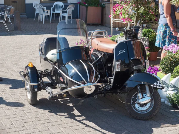 Kolekcjonerzy spotkanie klasycznych samochodów i motocykli. Vespa czarny z przyczepą boczną. — Zdjęcie stockowe