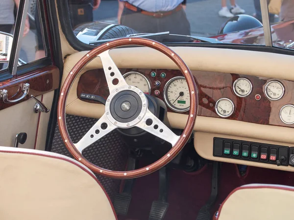 Collectors meeting of classic cars and motorbikes. Steering wheel detail. — Stock Photo, Image