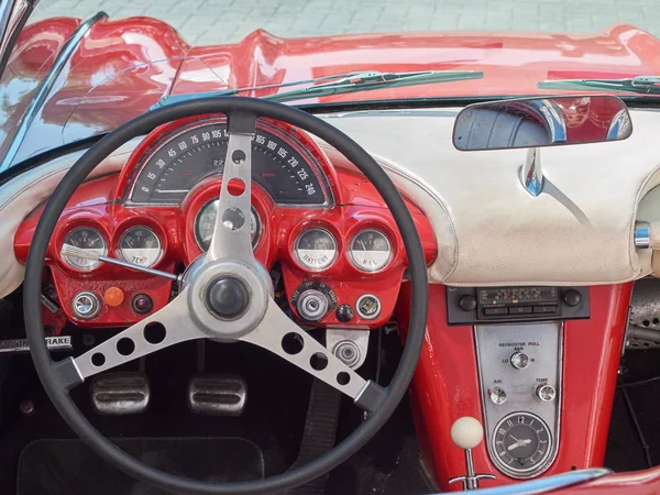 Collectors meeting of classic cars and motorbikes. Steering wheel detail. — Stock Photo, Image