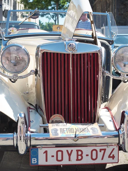 Verzamelaars vergadering van klassieke auto's en motorfietsen. — Stockfoto