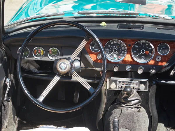 Collectors meeting of classic cars and motorbikes. Steering wheel detail. — Stock Photo, Image