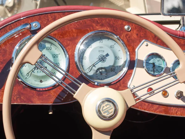 Collectors meeting of classic cars and motorbikes. Steering wheel detail. — Stock Photo, Image