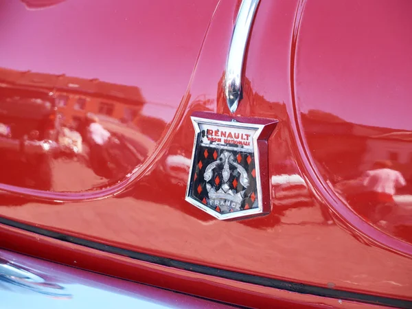 Koleksiyoncular toplantı klasik otomobil ve motosiklet. Renault logosu. — Stok fotoğraf