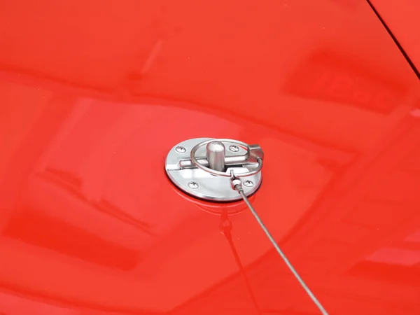 Lid fixing on red car — Stock Photo, Image