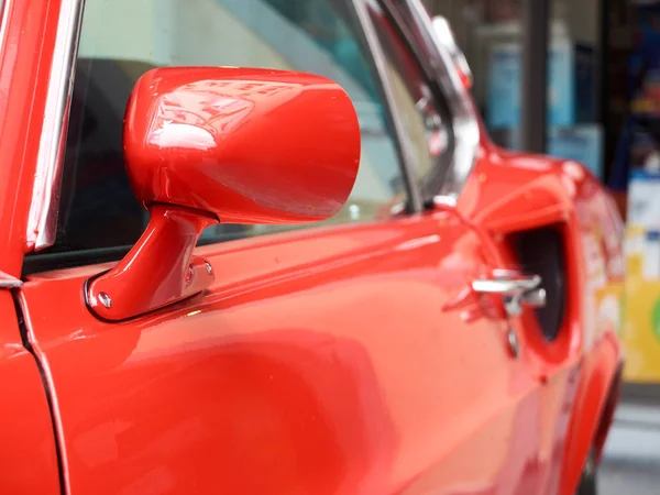 Retrovisor rojo coche rápido — Foto de Stock