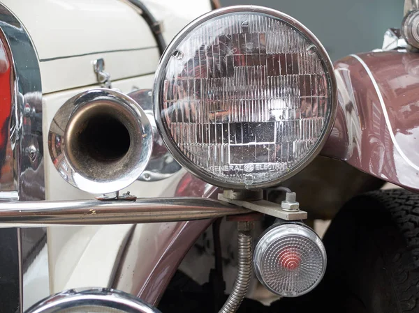 Mercedes ışıklar ve boynuz — Stok fotoğraf