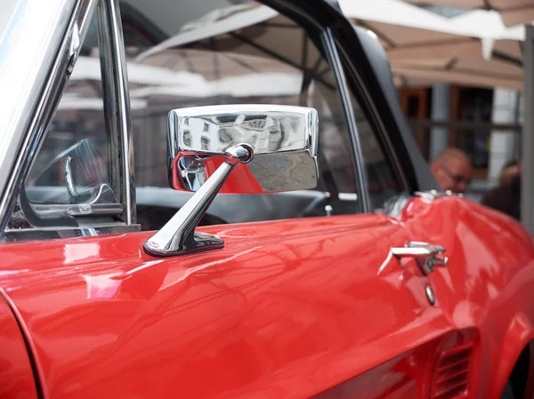 Backspegel av röda cabriolet bil. — Stockfoto