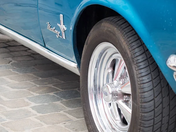 Blå mustang hjulet — Stockfoto