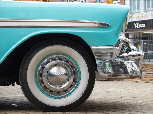 Blå klassiska bil rullar. — Stockfoto