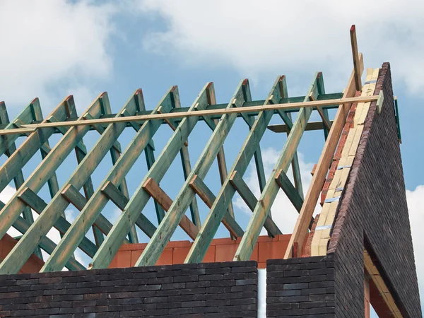 Costruzione del tetto, struttura in legno. Orizzonte . — Foto Stock