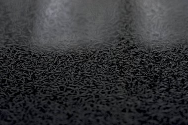 Kış sabahının erken saatlerinde gün doğumunda buzlu bir cam pencere. Camda buz var..