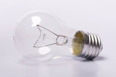 Ampul. İzole edilmiş beyaz bir arkaplanda ampul.
