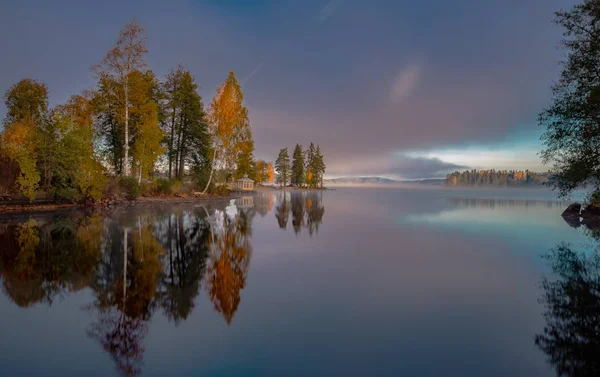 Filipstad na Suécia em uma manhã pacífica de outono no Lago Lersjoen — Fotografia de Stock