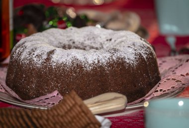 Pudra şekeri süslemeli taze pişmiş kek.