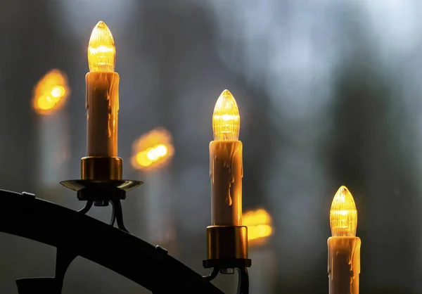 3 velas de advento elétricas evocam luz atmosférica — Fotografia de Stock