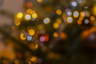 Mükemmel bir atmosfer için uygun renkli bulanık ışık noktaları