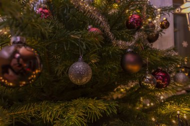 Atmosferik, peri ışıkları ve renkli Noel süslemeleri.
