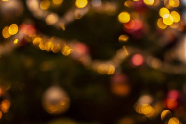 Mükemmel bir atmosfer için uygun renkli bulanık ışık noktaları