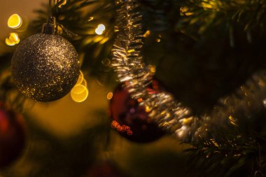 Atmosferik, peri ışıkları ve renkli Noel süslemeleri.