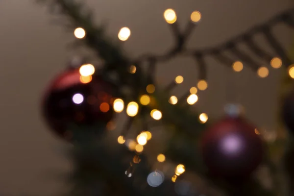Suggestiva, colorata decorazione natalizia con luci fata e — Foto Stock