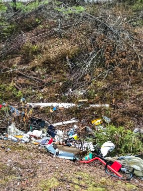 Çöpler yasa dışı olarak yol kenarına, arabaya atılmıştı.