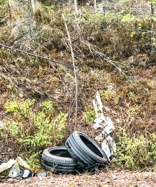 Мусор был незаконно удален на обочине дороги, автомобиль т — стоковое фото