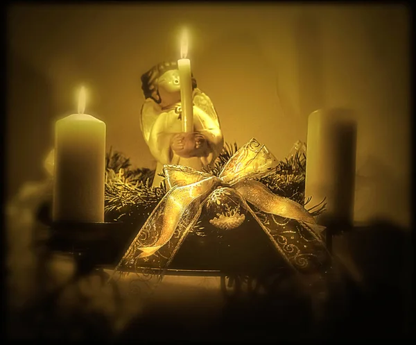 磁器の天使とぼやけた雰囲気のボケと黄金の色でろうそくを燃やすクリスマスの装飾 — ストック写真