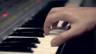 Sentezleyici Klavye. Parmaklar piyano tuşlarına yakın olsun. Erkeklerin elleri solo müzik ya da yeni bir melodi çalar. Sentezleyici çalan bir erkek müzisyenin elleri. Zaman Hızı Üst Görünümü İzole Çekim. Müziği. Okul