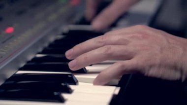 Sentezleyici Klavye. Parmaklar piyano tuşlarına yakın olsun. Erkeklerin elleri solo müzik ya da yeni bir melodi çalar. Sentezleyici çalan bir erkek müzisyenin elleri. Zaman Hızı Üst Görünümü İzole Çekim. Müziği. Okul