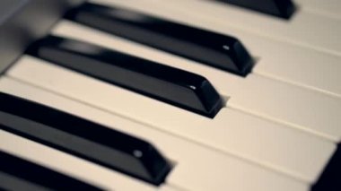 Sentezleyici Klavye. Parmaklar piyano tuşlarına yakın olsun. Erkeklerin elleri solo müzik ya da yeni bir melodi çalar. Sentezleyici çalan bir erkek müzisyenin elleri. Zaman Hızı Üst Görünümü İzole Çekim. Müziği. Okul